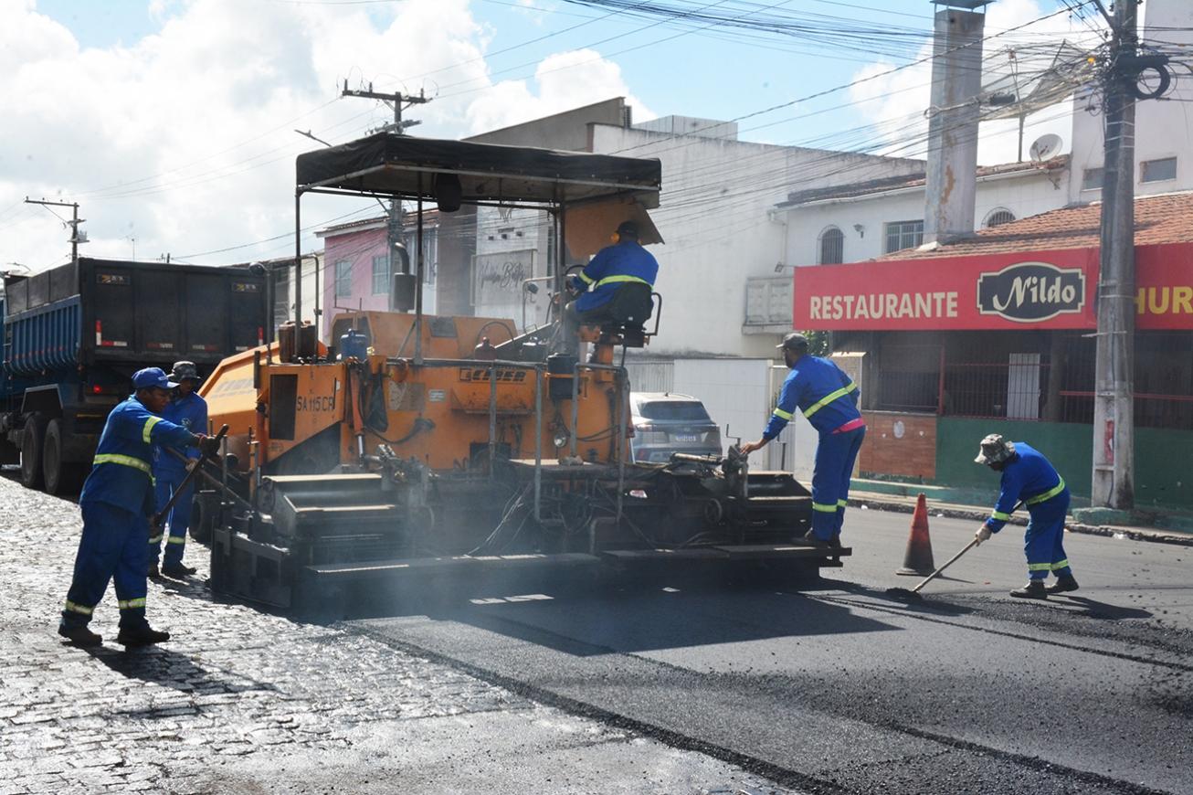 Prefeitura avança com obras de pavimentação asfáltica na Rua Lopes Rodrigues