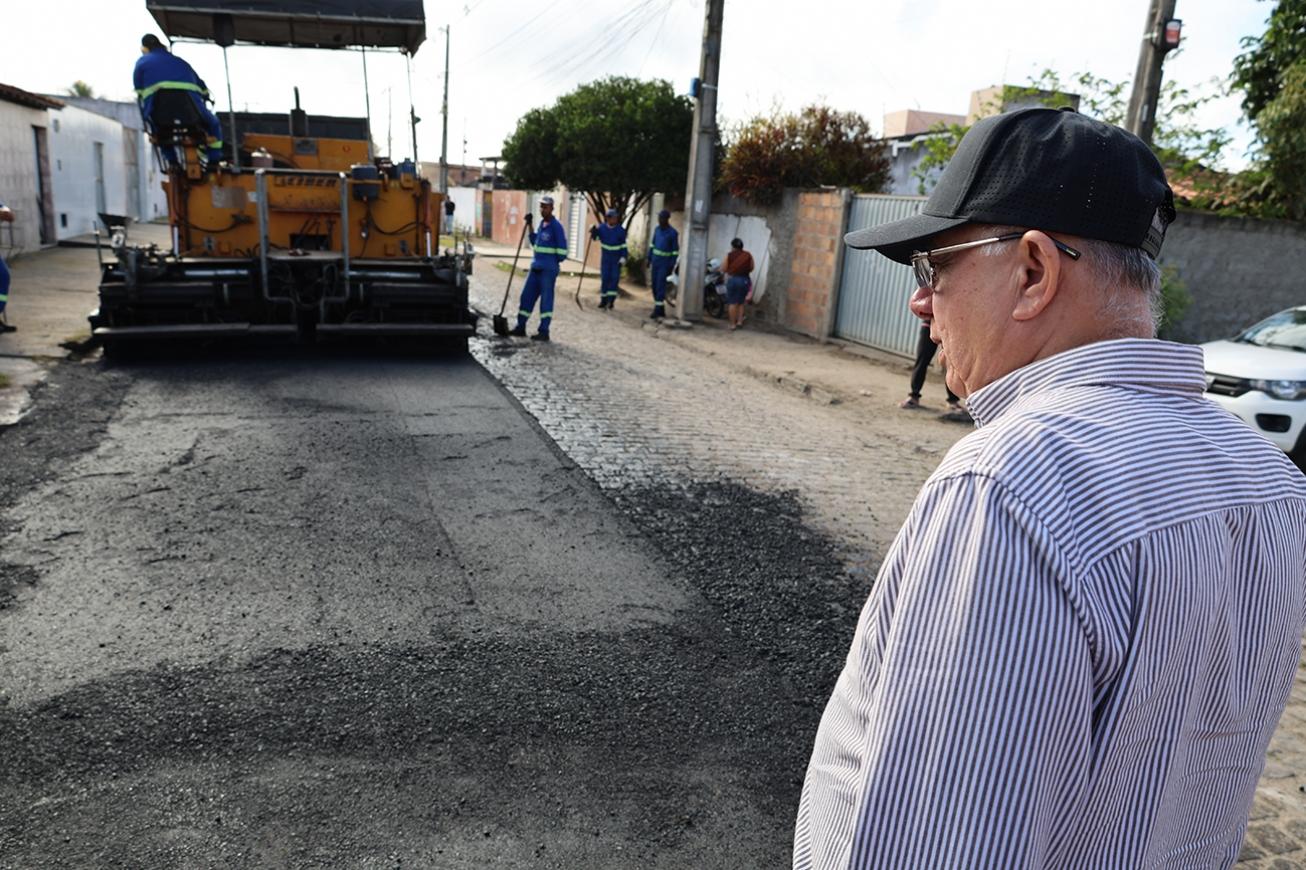 Prefeitura de Feira inicia obras de pavimentação asfáltica de seis ruas no Fraternidade