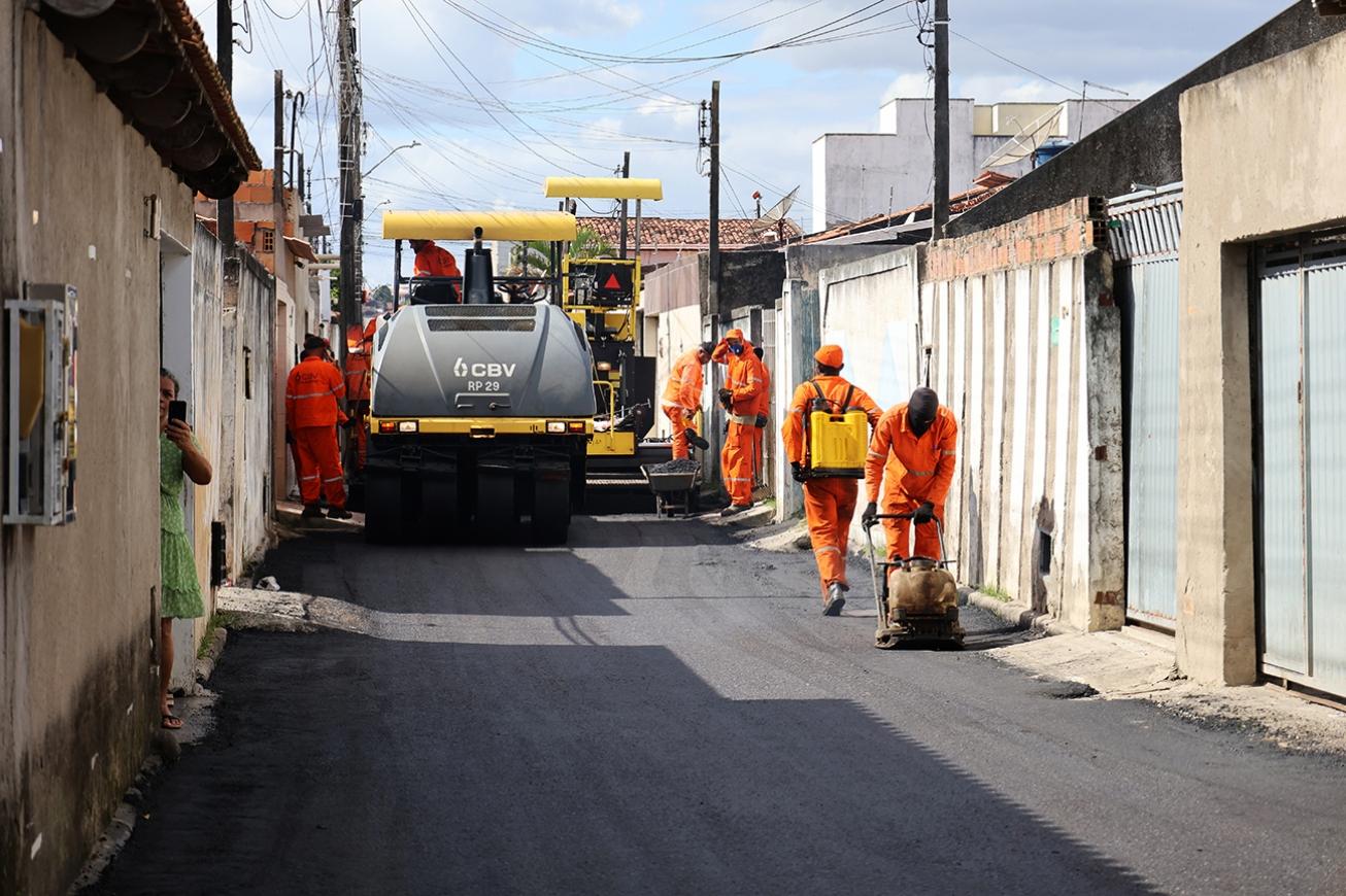 Prefeitura de Feira leva pavimentação asfáltica a 12 caminhos do conjunto Feira IX