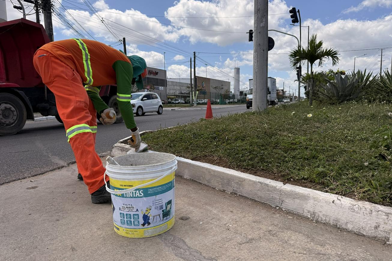 Prefeitura inicia serviços de pintura e sinalização em ruas que receberam nova pavimentação