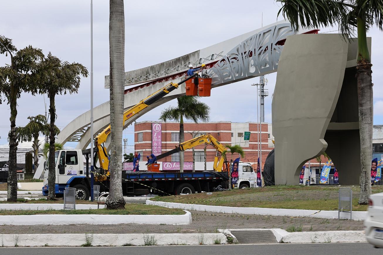 Monumento ao Caminhoneiro passa por pintura e reforça preservação de um dos principais cartões-postais de Feira