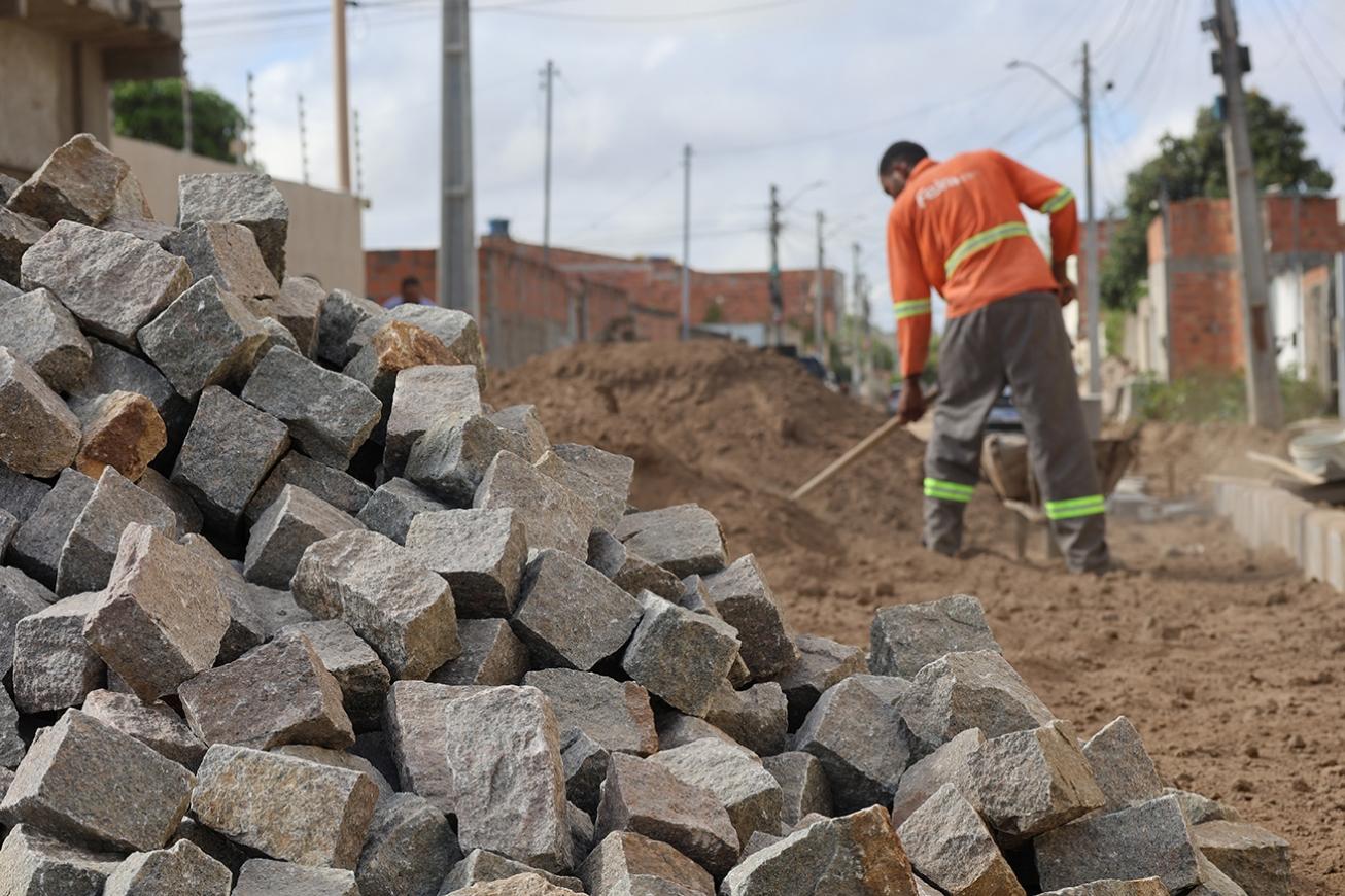 Pavimentação da Rua Linense começa com anúncio de obras em mais ruas do Papagaio