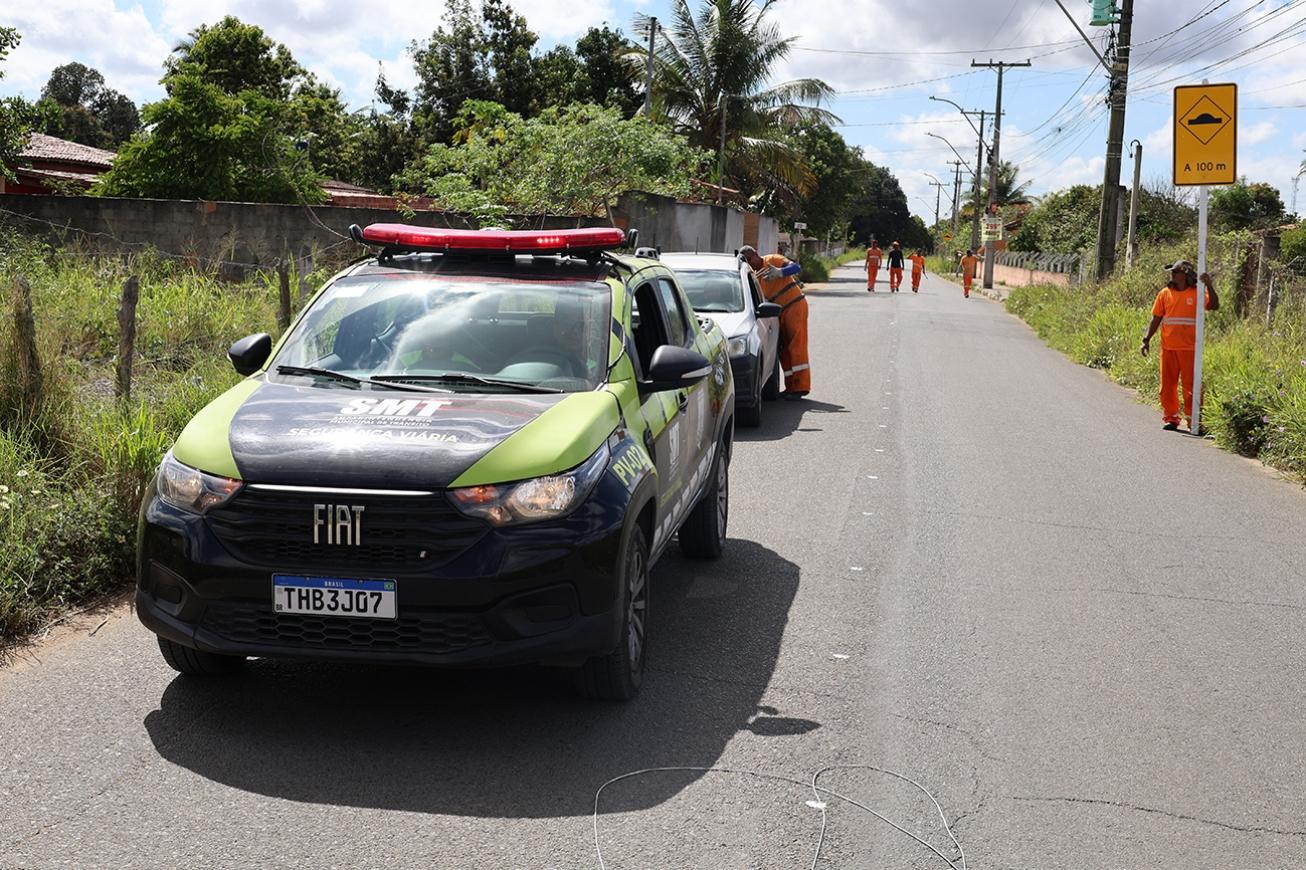 Prefeitura de Feira leva sinalização de vias públicas ao distrito da Matinha