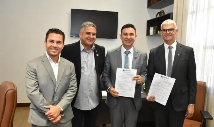 Feira de Santana propõe Bolsa Permanência de R$ 200 para estudantes da EJA