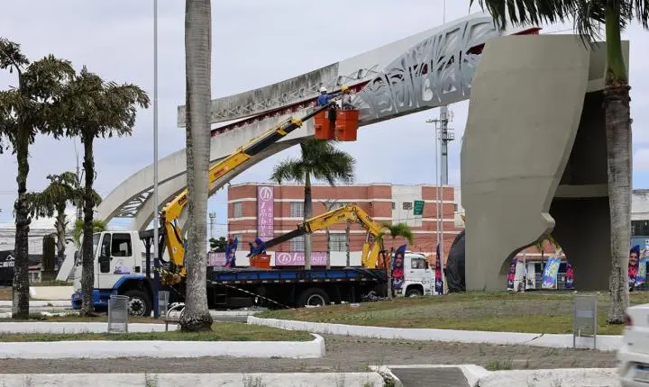 Monumento ao Caminhoneiro passa por pintura e reforça preservação de um dos principais cartões-postais de Feira
