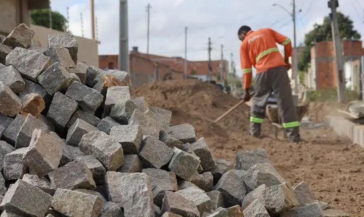 Pavimentação da Rua Linense começa com anúncio de obras em mais ruas do Papagaio