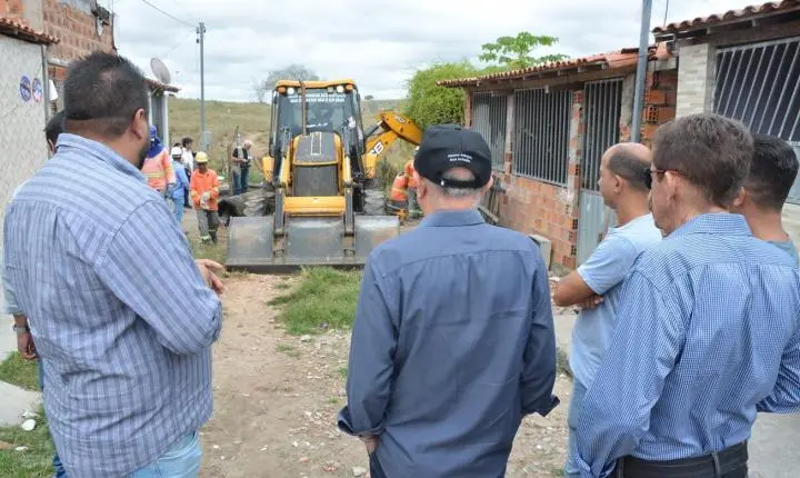 Prefeitura implanta rede de drenagem de águas pluviais em cinco ruas de Bonfim de Feira