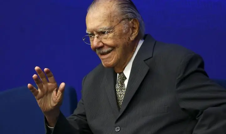 Sarney é internado no Sírio-Libanês para tratar pneumonia