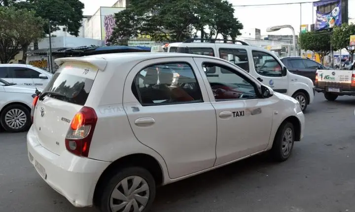Táxis licenciados poderão circular em faixas e vias exclusivas para transporte público